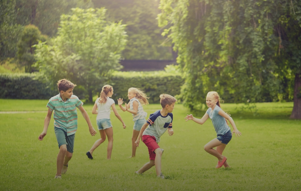 kb-2026-05-21 Kinder in der freien Natur- und Lebensschule Zirl spielen draußen