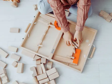 kb 2026-05-22 Kind spielt mit Montessori Baukasten