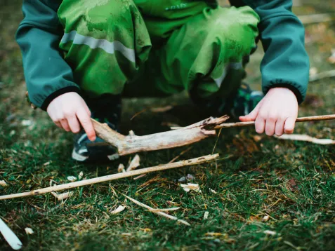 kb 2026-05-22 Kinder spielen draußen in der freien Natur- und Lebensschule
