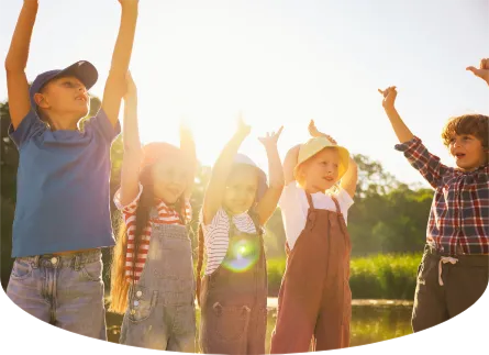 kb 2026-05-22 Kinder verbringen in der freien Natur- und Lebensschule viel Zeit draußen